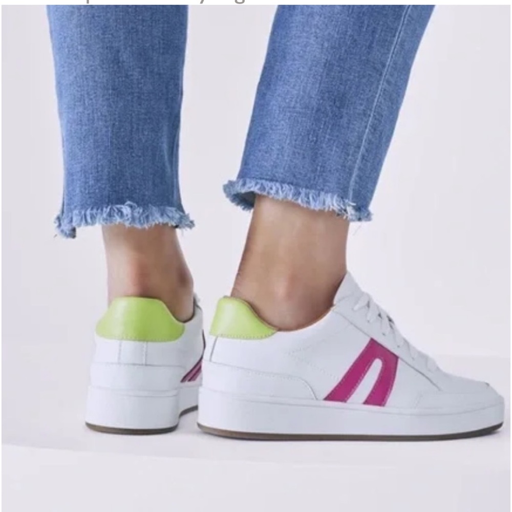 NIB Lucky Brand Hinta sneakers in white/very berry size 7 1/2